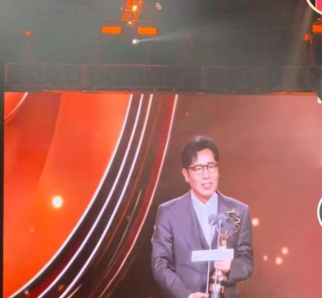 于和伟凭《坚如磐石》获北京电影节最佳男主角 _ 现场图