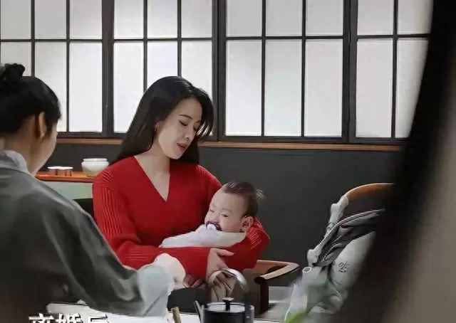 李梦揭秘《蜜语纪》杀青后“厨房社交圈”：朱珠钟汉良轮番上门蹭饭，戏外真实互动成剧集温度来源 _ 资讯配图