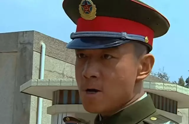 伍六一与许三多拳脚较量真相：钢七连训练场景再引观众重看 _ 资讯配图