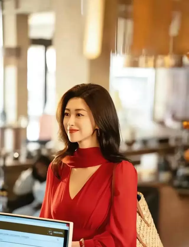 李梦揭秘《蜜语纪》杀青后“厨房社交圈”：朱珠钟汉良轮番上门蹭饭，戏外真实互动成剧集温度来源 _ 现场图