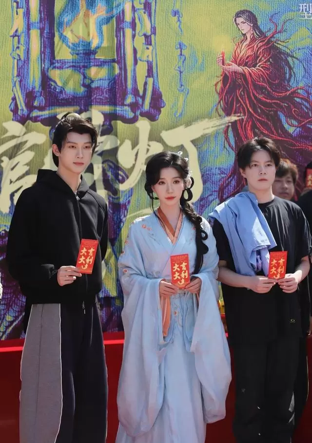 王格格主演《绾骨灯》横店开机，听花岛打造中式微恐志怪剧 _ 现场图