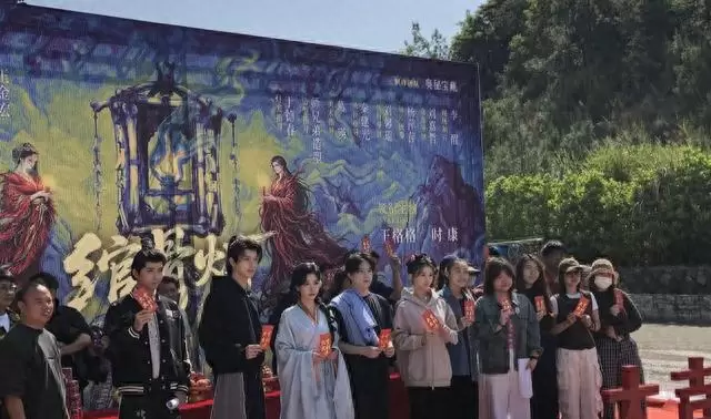 王格格主演《绾骨灯》横店开机，听花岛打造中式微恐志怪剧 _ 资讯配图