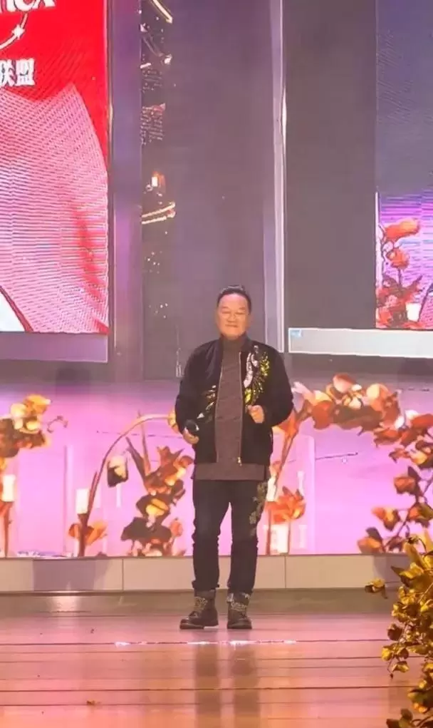 曾健明佛山登台献唱获赞，TVB御用医生形象深入人心 _ 现场图