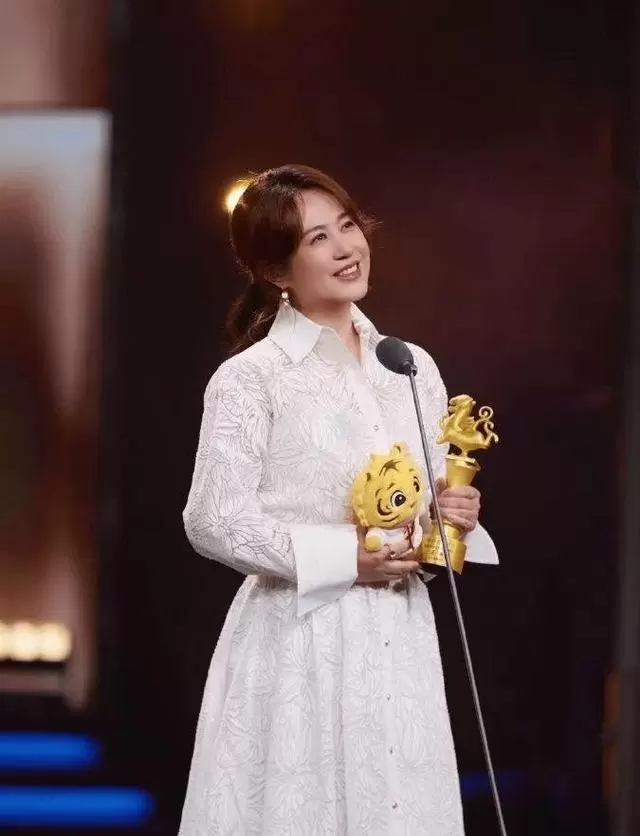 马丽凭《水饺皇后》获第33届大学生电影节最受大学生欢迎女演员 _ 现场图