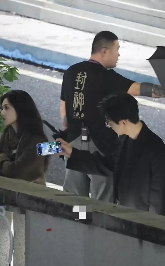 李现张婧仪《雾里青》开机路透引爆社交平台 _ 资讯配图
